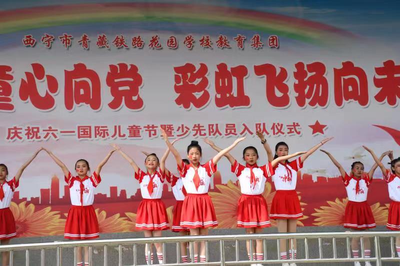 庆六一新队员入队仪式暨表彰大会,六一儿童节举行少先队员入队活动