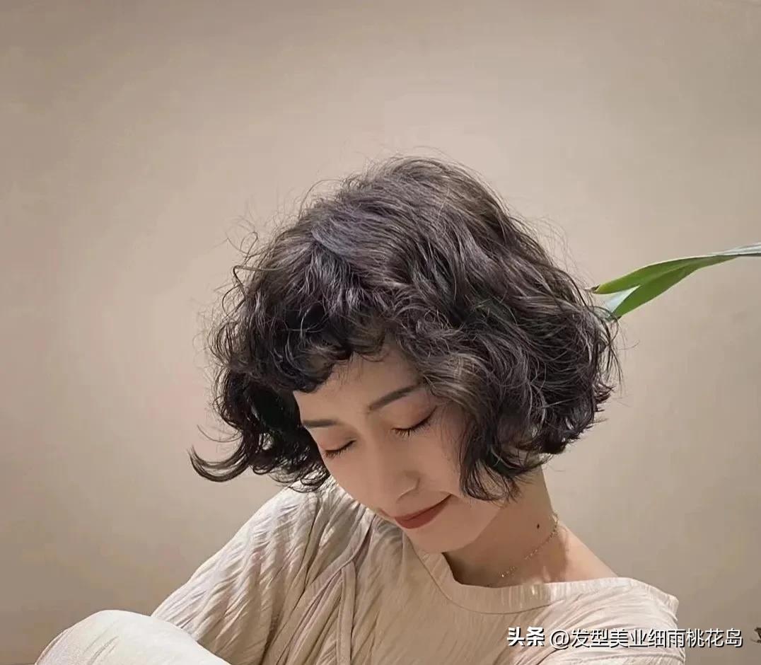 女士短发烫小姐姐,短发烫发型图片