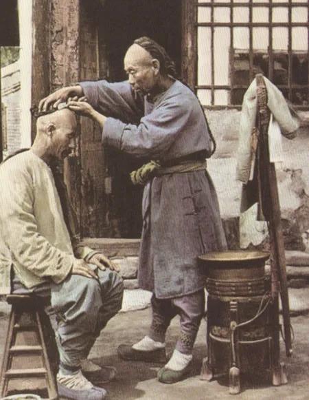 为什么清朝人留辫子前面还剃光头,清朝时候为什么要剃光头留辫子呢