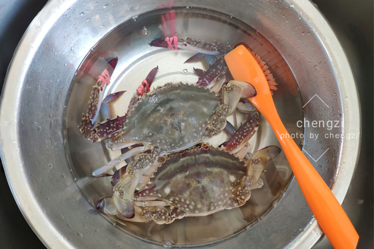 蒸螃蟹是用冷水蒸还是热水蒸,蒸螃蟹和煮螃蟹哪种让螃蟹痛苦少