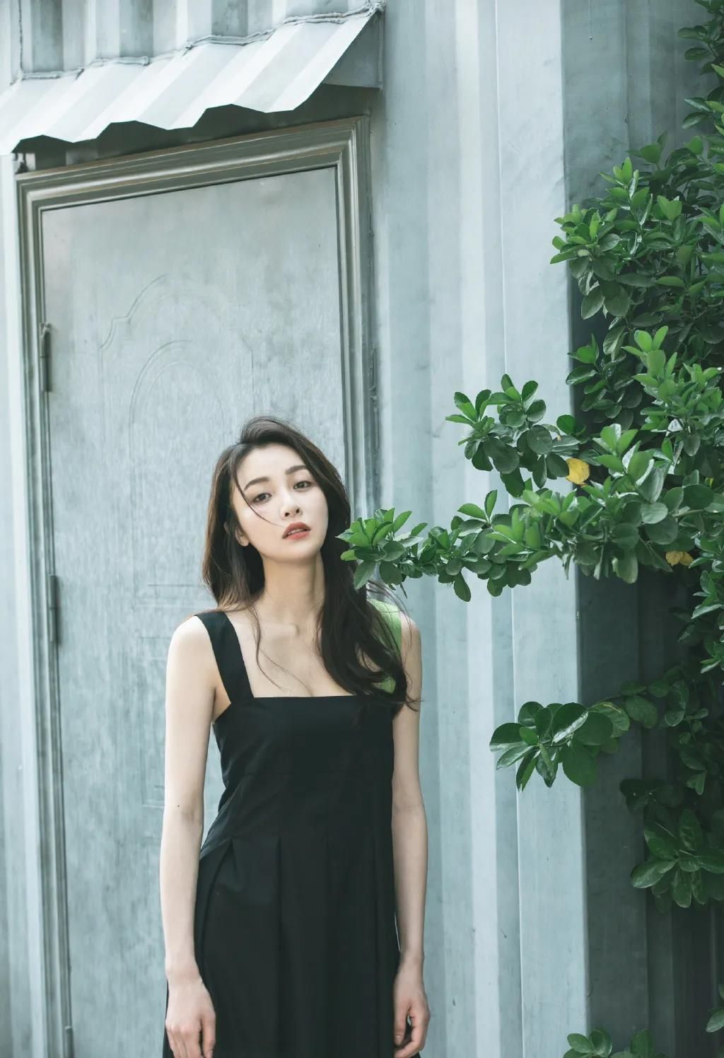 隆妮深v礼服,隆妮白衬衣