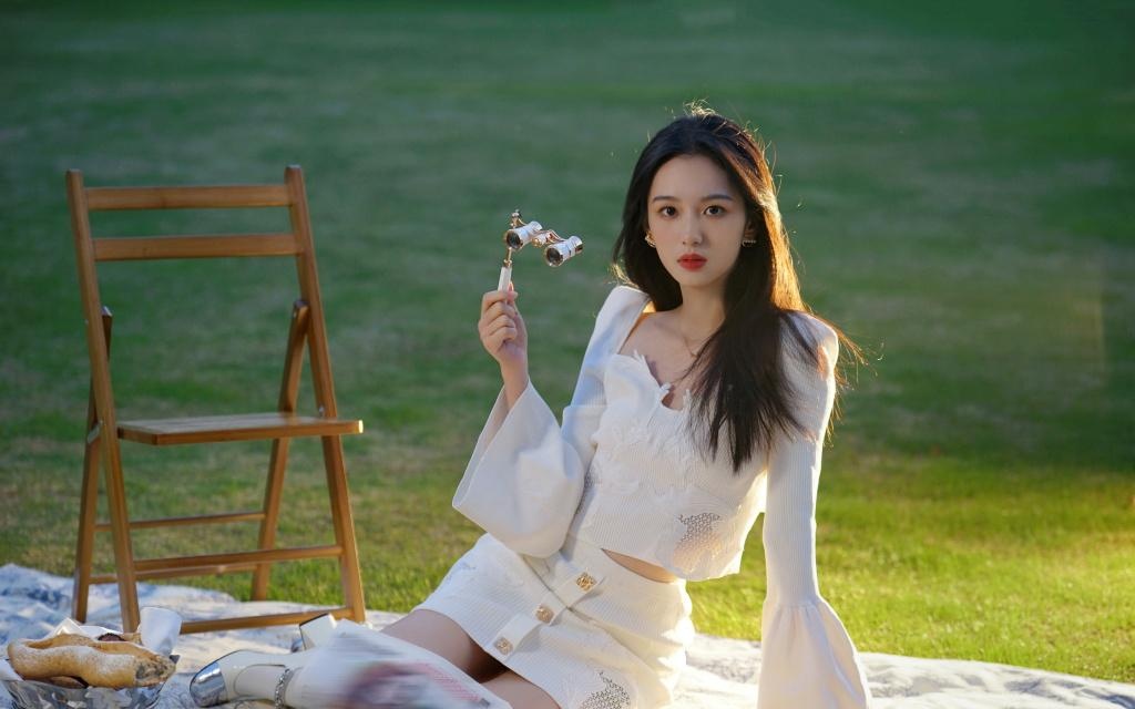 周也代言兰蔻品牌拍摄草坪写真“绝美”