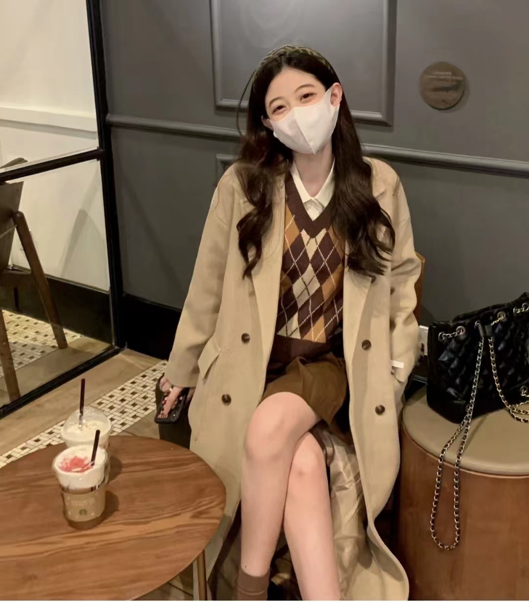 燕麦色大衣内搭什么颜色毛衣,燕麦色大衣高级穿搭图片