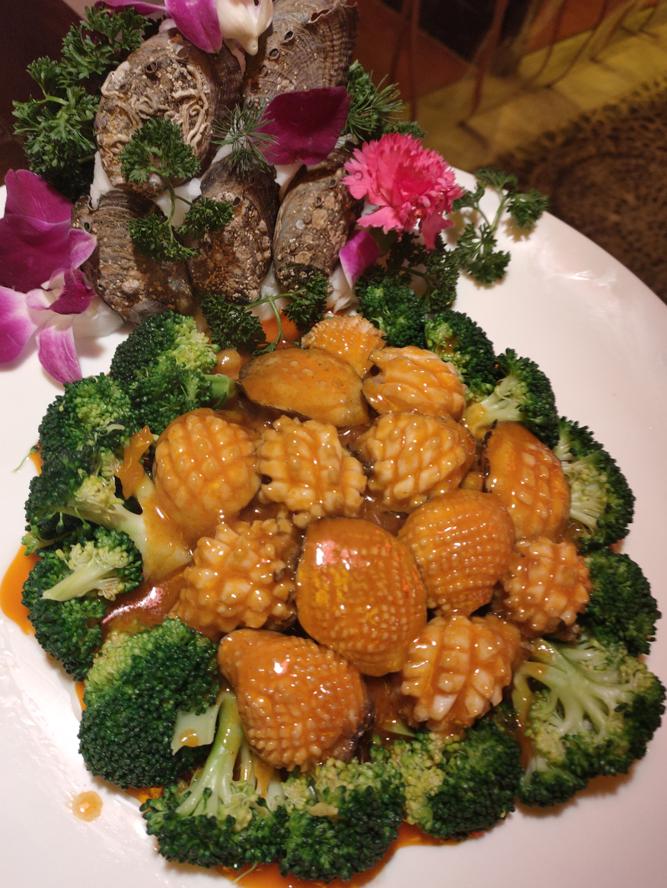 来都江堰的山间溪畔赴一场“好食光”！青山间的火锅店、花园里的小食堂......赏景美食两不误~