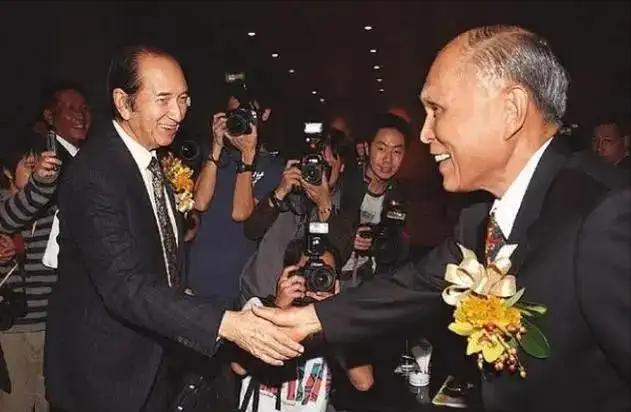 霍英东有10个儿子，为何将三分之二的遗产，给了大房的3个儿子？