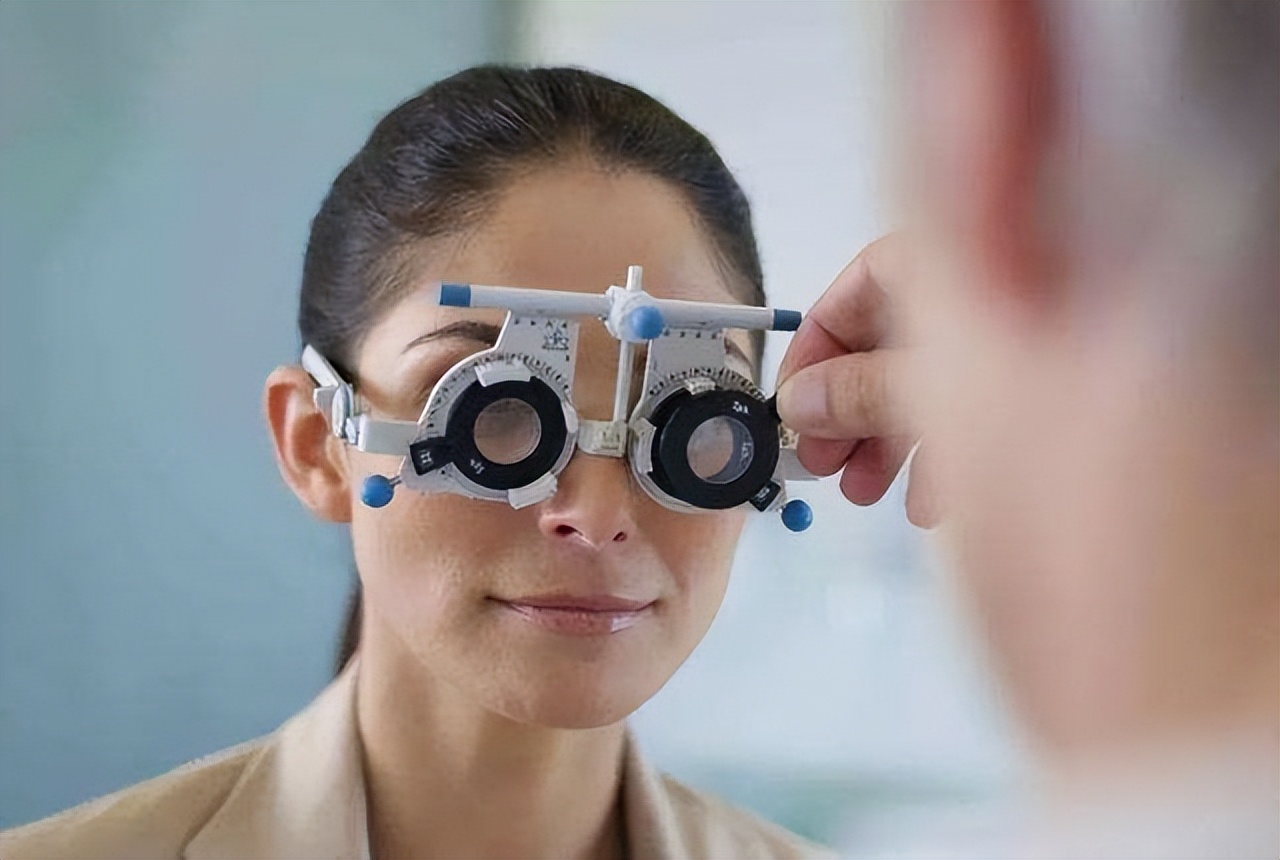 用激光手术治疗近视的人现在如何,激光手术治近视眼后又近视