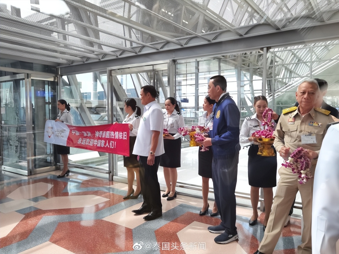 无需疫苗证明即可入泰！泰国副总理机场迎接首批中国旅客