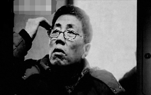 2000年，老汉移植小伙心脏性情大变，疯狂作诗99首，做梦被人追杀