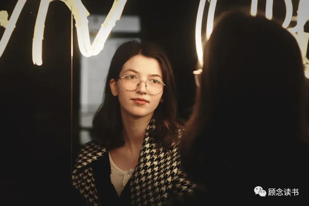 女生朋友圈把你屏蔽还要继续追吗,屏蔽你朋友圈的人还要继续交往吗