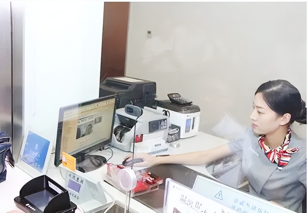 60岁以上老人去银行兑换股票,老人三十块银元到银行兑换