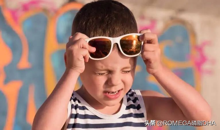 小孩在阳光下皱眉眯眼,小孩阳光下左眼眯着