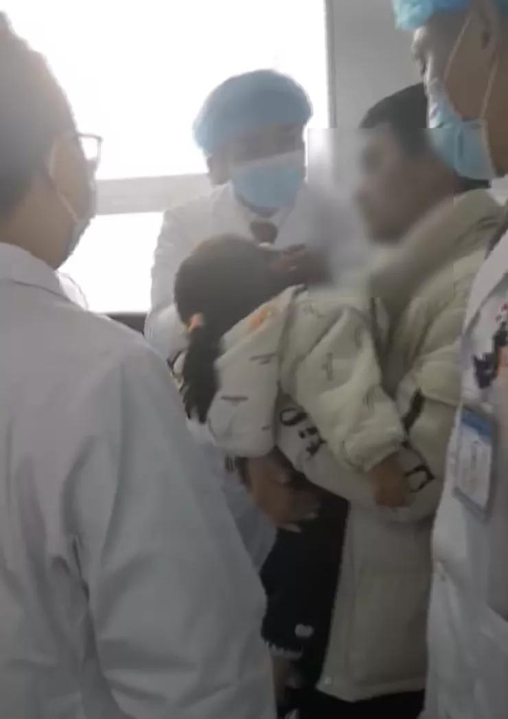 找对人了！他抱着突发癫痫的女儿冲进了皮肤病医院