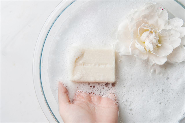 香皂可以洗干净化妆品吗,香皂能洗脸不