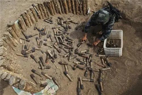 两个兵王叛逃，与一千多军警对峙3天，放大火烧山才将他俩制服！