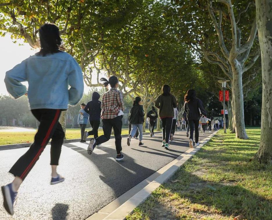 女性腹股沟发黑是什么原因怎么办,女性月经发黑成块状是什么原因