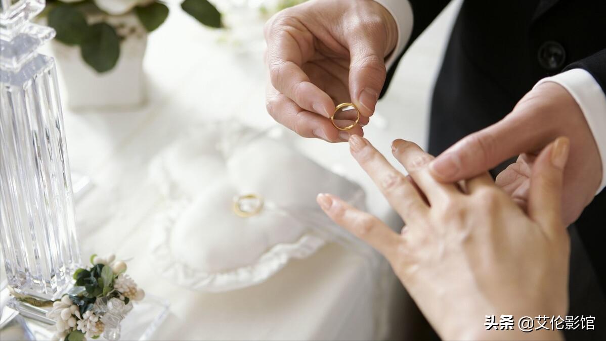 湖北一男子陪媳妇买东西，偷偷暗语买烟，收银员秒懂：男人的默契