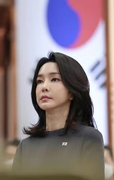 韩国第一夫人的时尚风格,韩国第一美夫人的红衣服