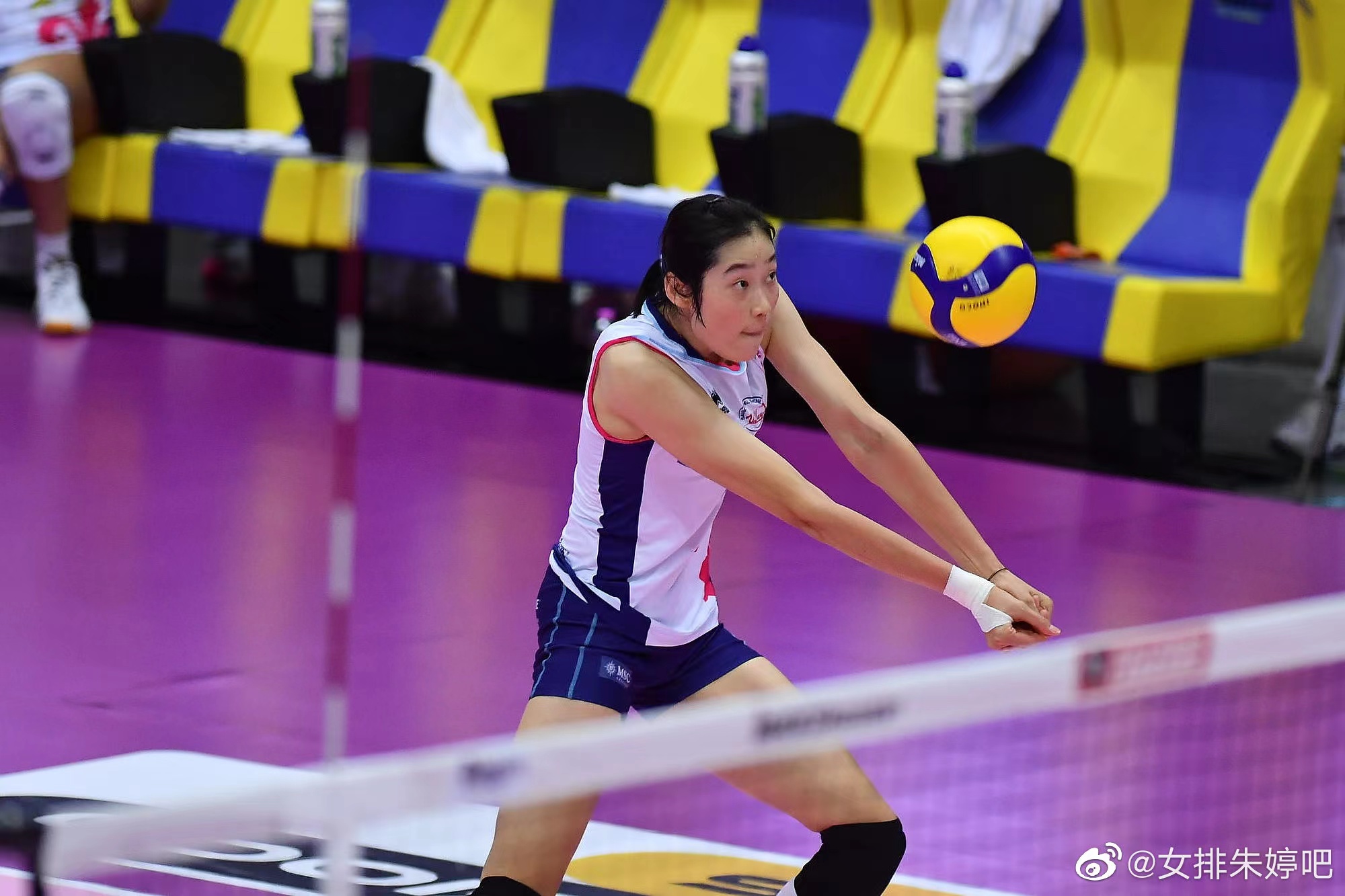 朱婷郎导竖大拇指,朱婷三次竖起手指