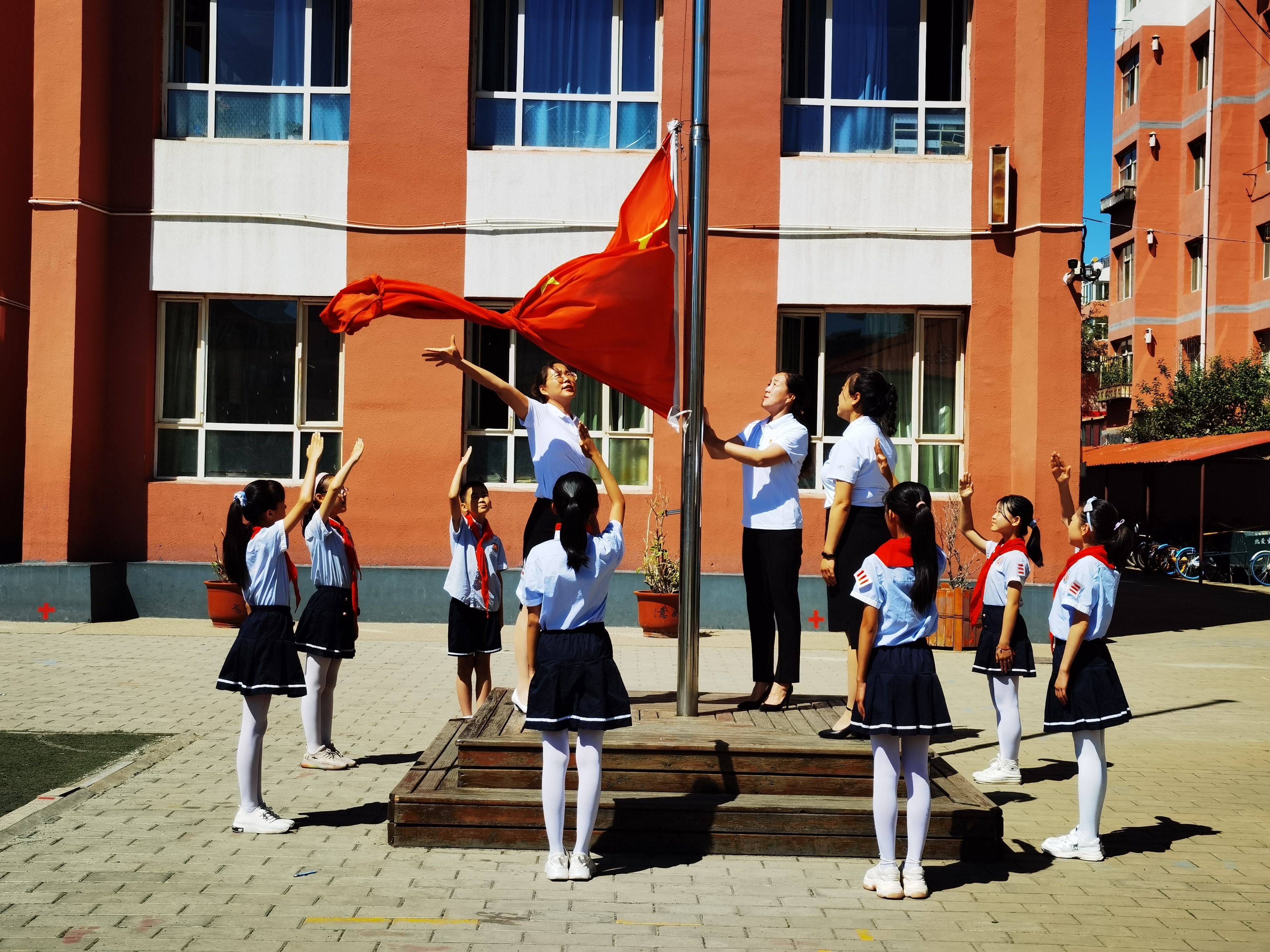 玉泉区：“梁”好少年在行动文明校园齐创建