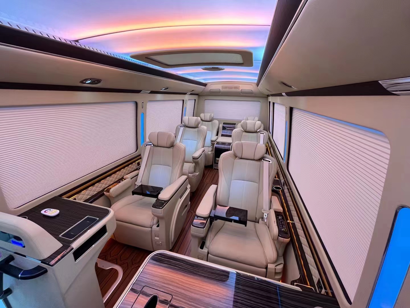 丰田考斯特10座商务车的内饰,丰田考斯特10座