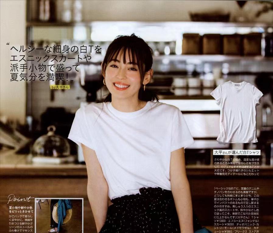 女生穿运动鞋最时尚的穿搭,白体恤怎么搭配裙子运动鞋