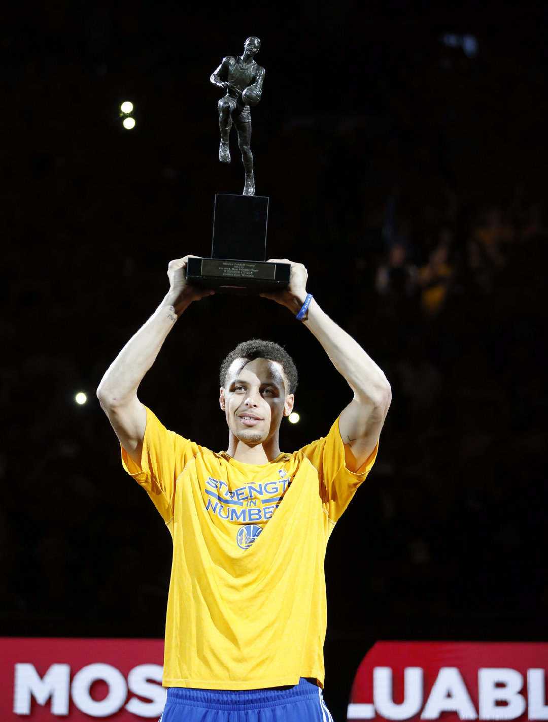 库里四次夺冠数据,库里再夺一冠安德玛