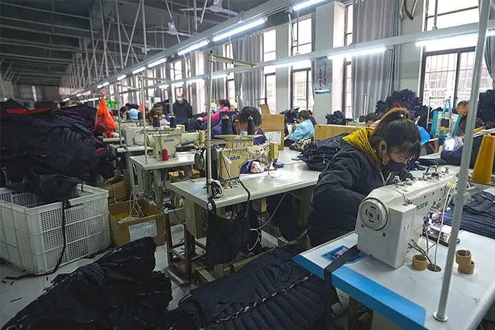 外贸订单急剧增,轻薄羽绒服外贸出口公司