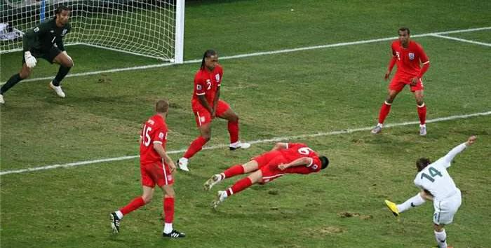 盘点足坛那些载入史册的名场面,用行动诠释责任与坚守