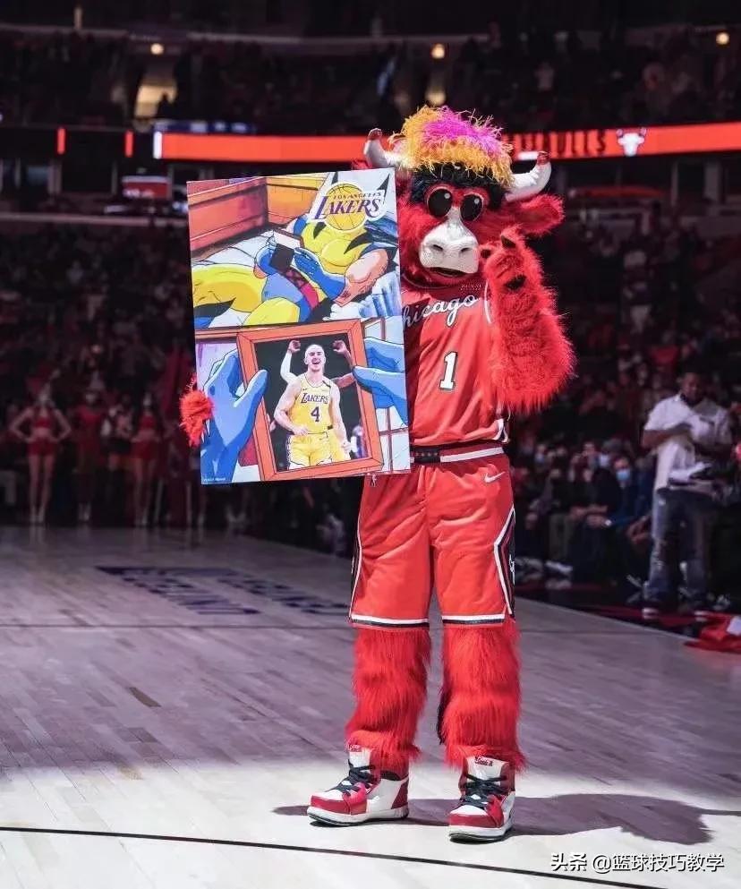 时隔12年，他又一次代表湖人登场！阿赞用科比的打法，击败湖人