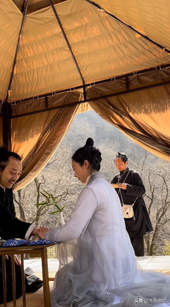 久闻薛山长琴棋书画样样精通,小生仰慕不已,愿跟随山长潜心修习