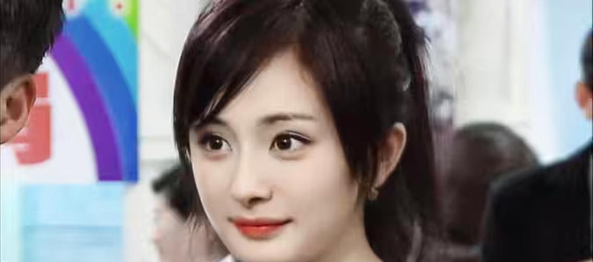 杨幂穿连体花苞服,杨幂一袭露肩白纱裙惊艳亮相