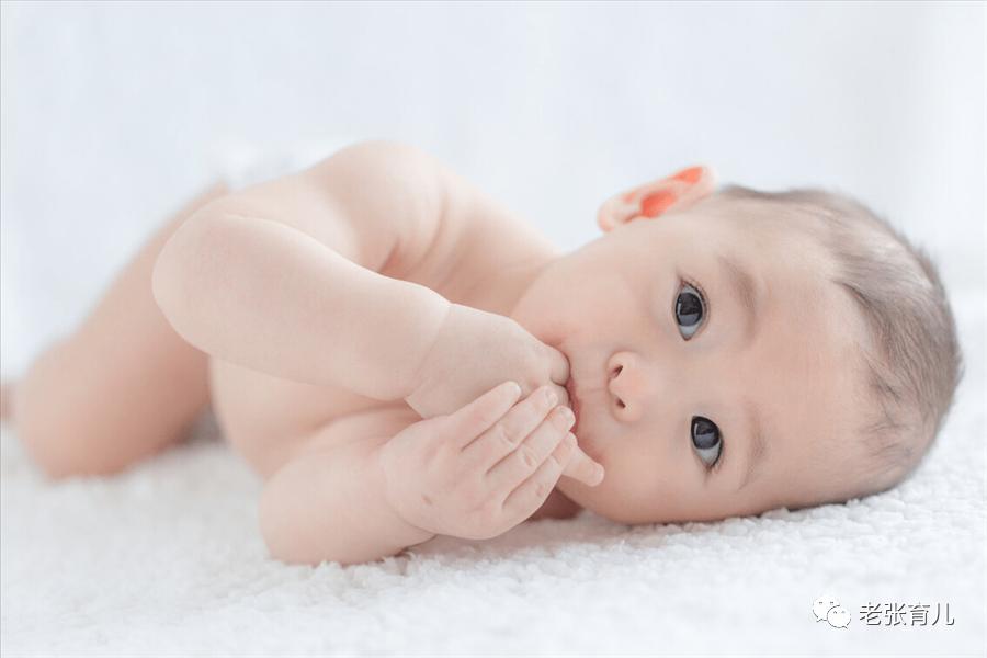 2个月宝宝爱吃手,宝宝爱吃手怎么办啊