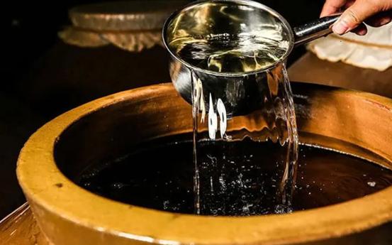 散装白酒标价100元一斤,网上十几块钱的纯粮白酒