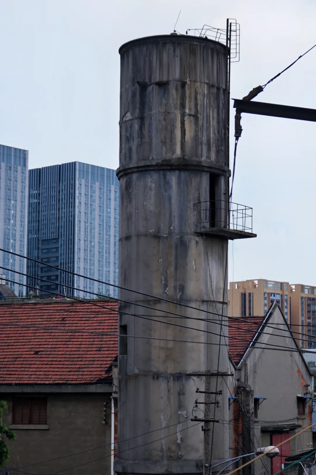 穿越五块石的百米窄巷，打开铁半城的光