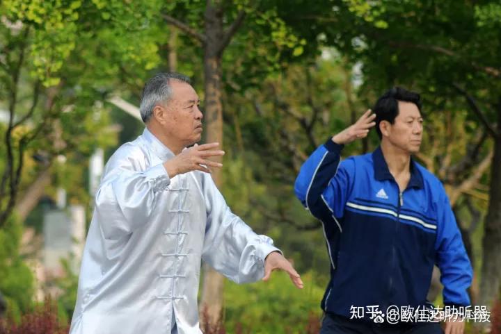 耳鸣耳聋有什么缓解方法？助听器能改善吗？三四千的有没有效果？