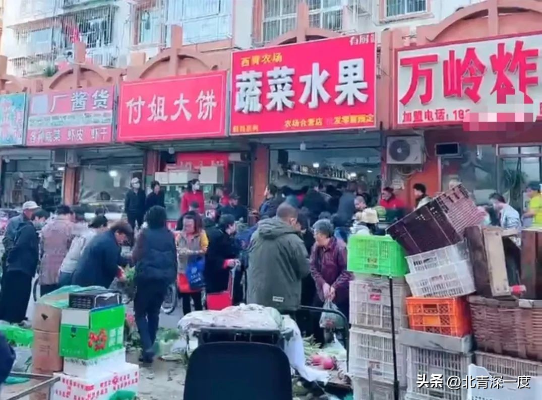 菜贩凌晨进货哽咽落泪,菜店老板意外去世邻居自发帮清货