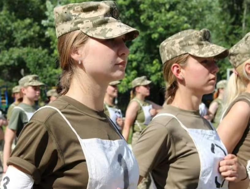 乌克兰大量女兵赴前线战斗,乌克兰女兵上战场存活4个小时