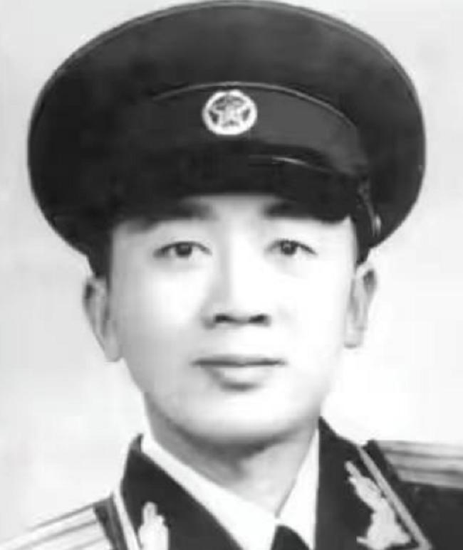 伪军中将给粟裕送了盒烟，粟裕发现不对大喊：部队集合，电台关闭