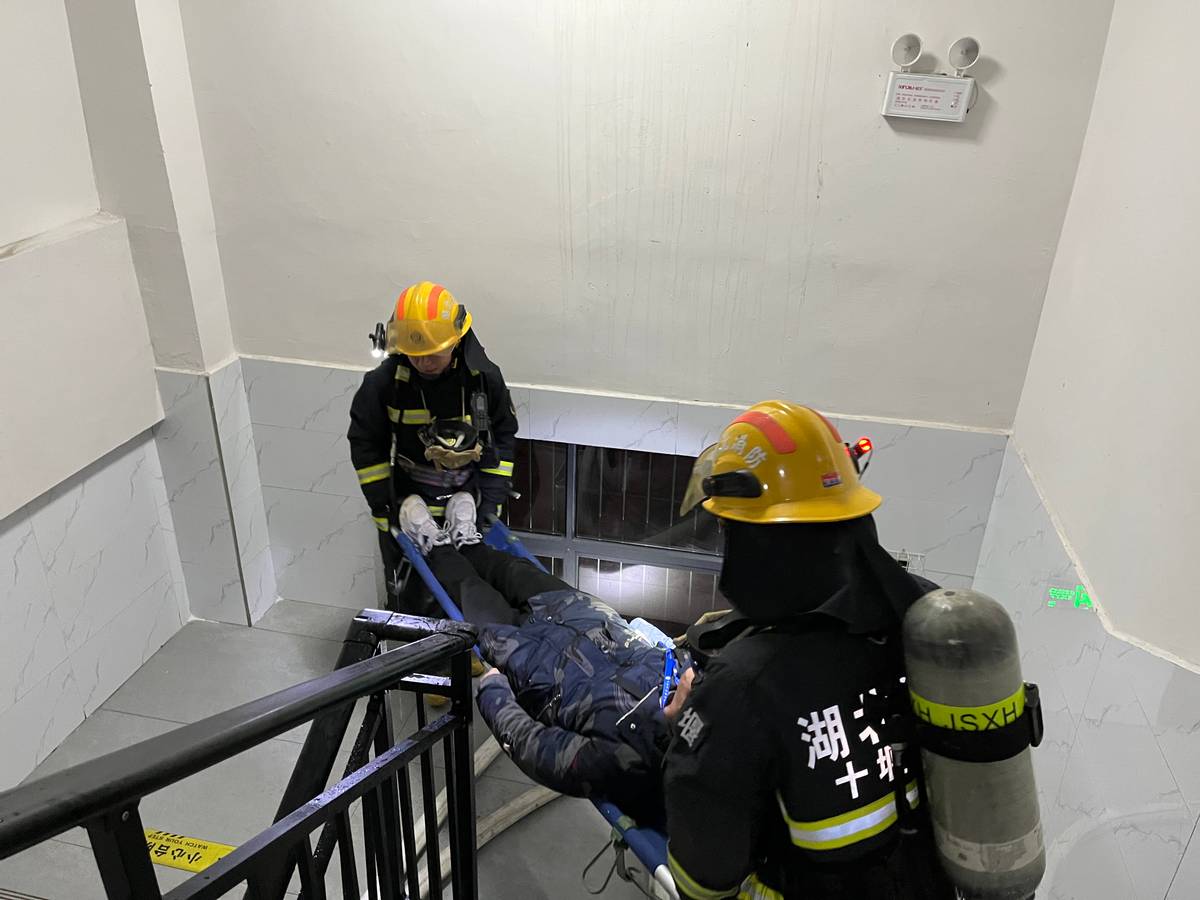 消防演练进学校携手共筑安全墙,郧阳中学消防演练