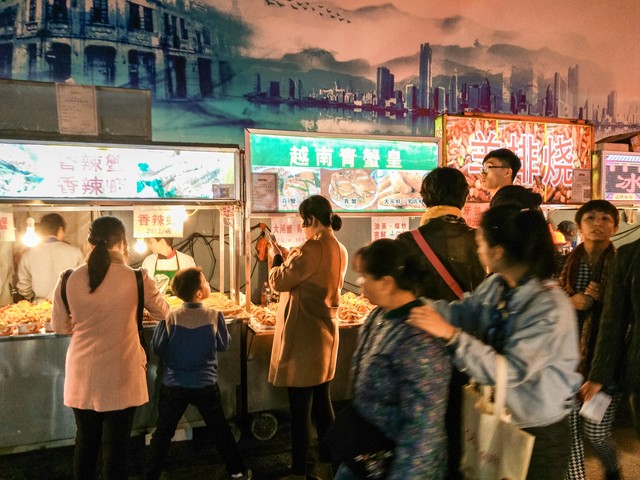 想摆地摊做小吃去哪学,摆地摊卖什么小吃赚钱成本低