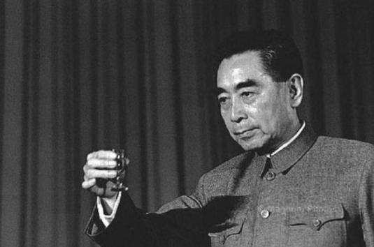 1956年周恩来访问巴基斯坦，参观工厂时怒斥厂长：这是不把人当人