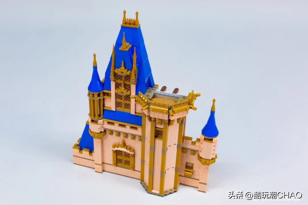 和迪士尼城堡一样高的乐高,和迪士尼乐园相似的城堡
