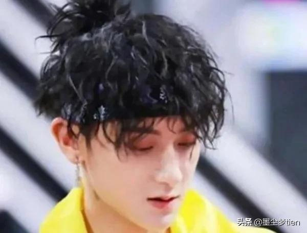 当男神遇上“锡纸烫”，坤坤呆萌，黄子韬精致，看到王源：太迷人