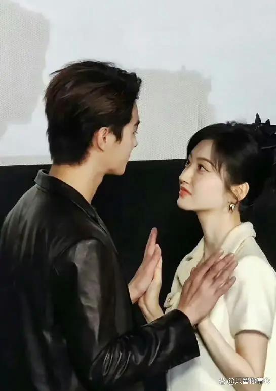 35岁景甜活动现场撩许凯腹肌！男方大方展示引欢呼，两人关系和