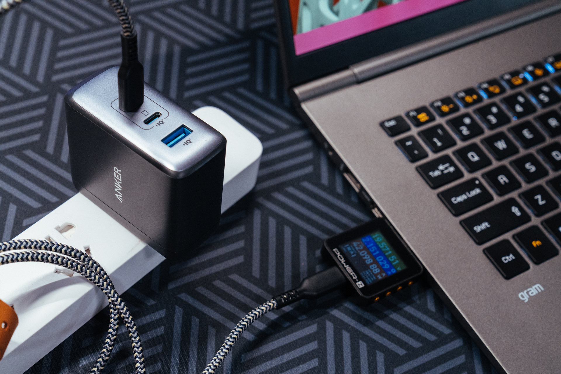 自己办公桌面布置,最简单的办公室桌面布置图