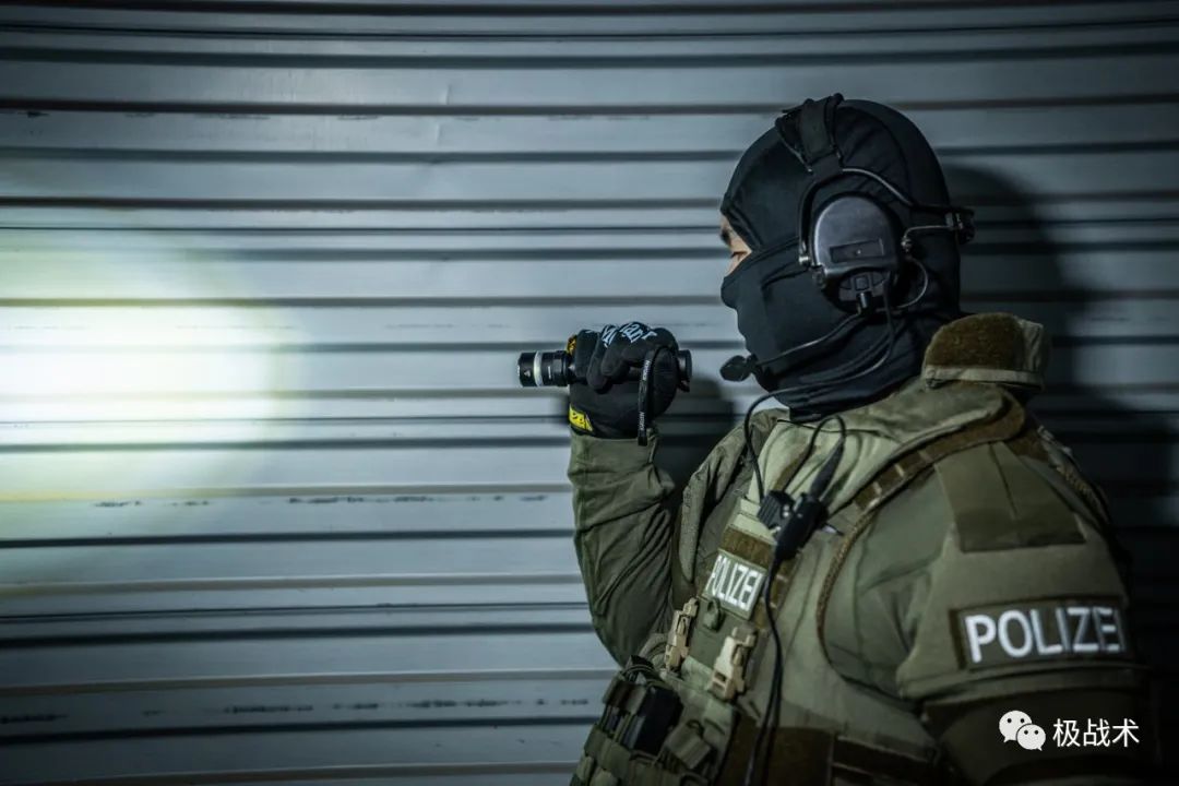 纳丽德手电筒p82测评,新标准战术手电对比纳丽德p80