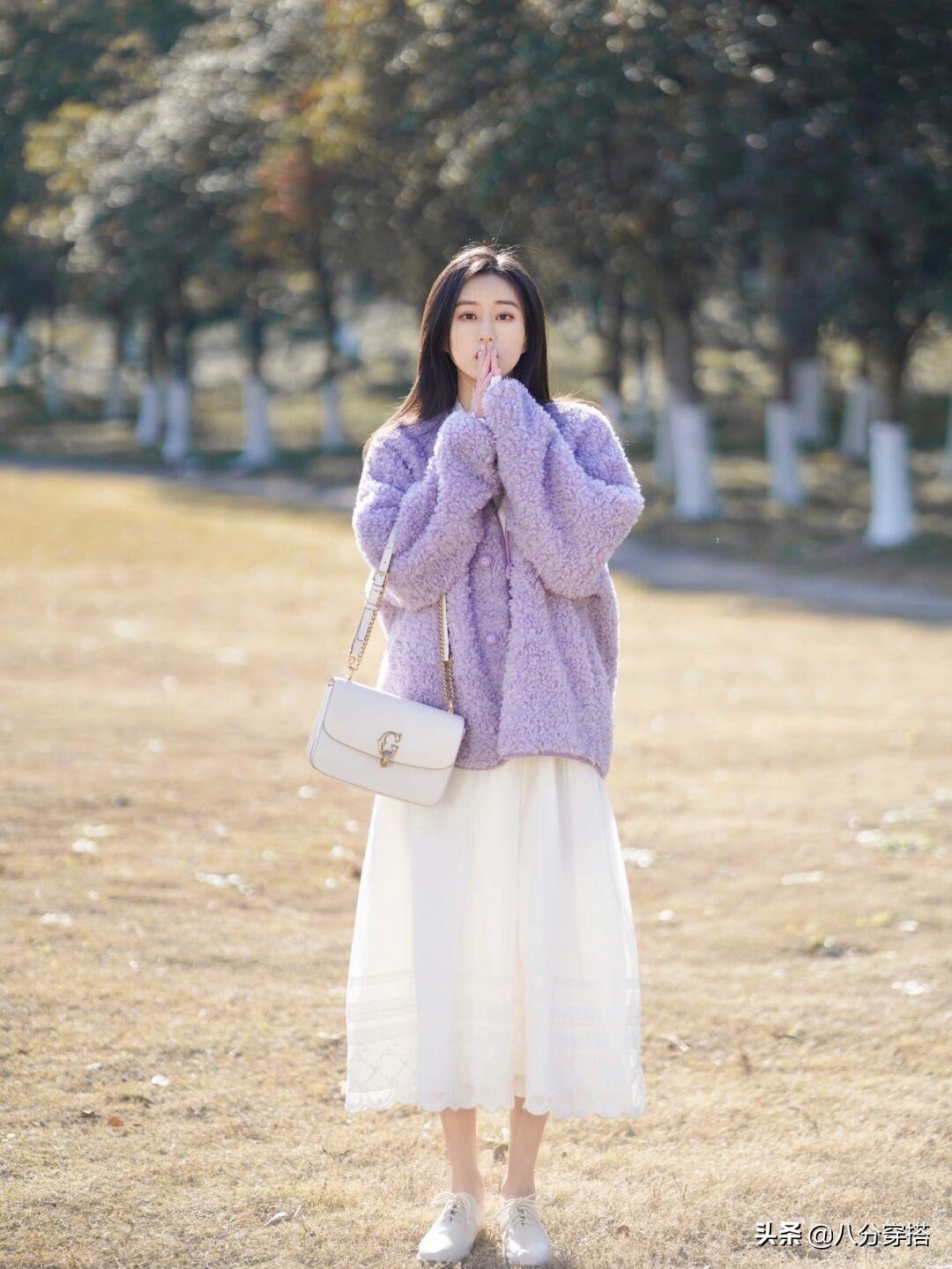 今年最火的羊羔绒外套,羊羔绒外套冬季温柔系穿搭