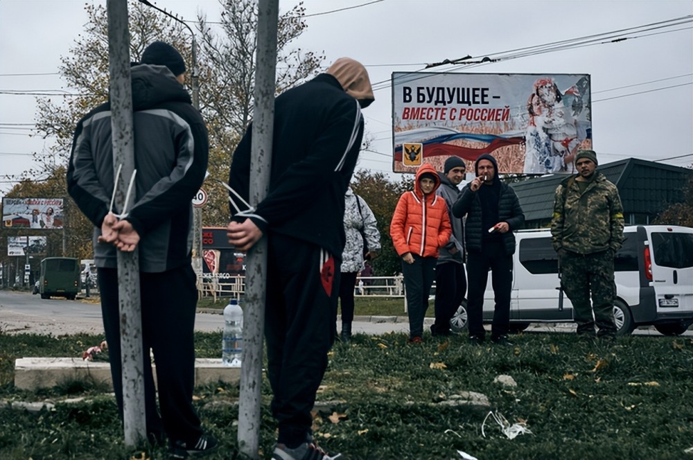 国外犹太人看见纳粹礼后反应,外网评价意大利白人行纳粹礼