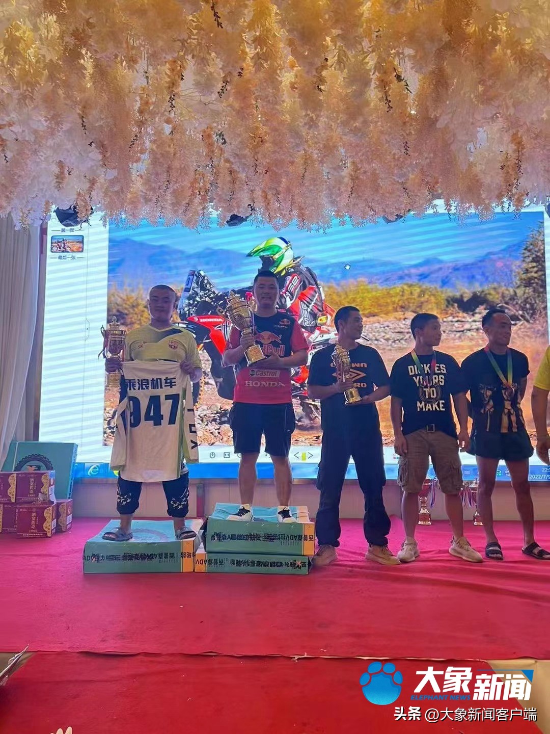 重庆00后龙麻子组建骑摩托队报道,重庆骑手龙麻子新闻特写