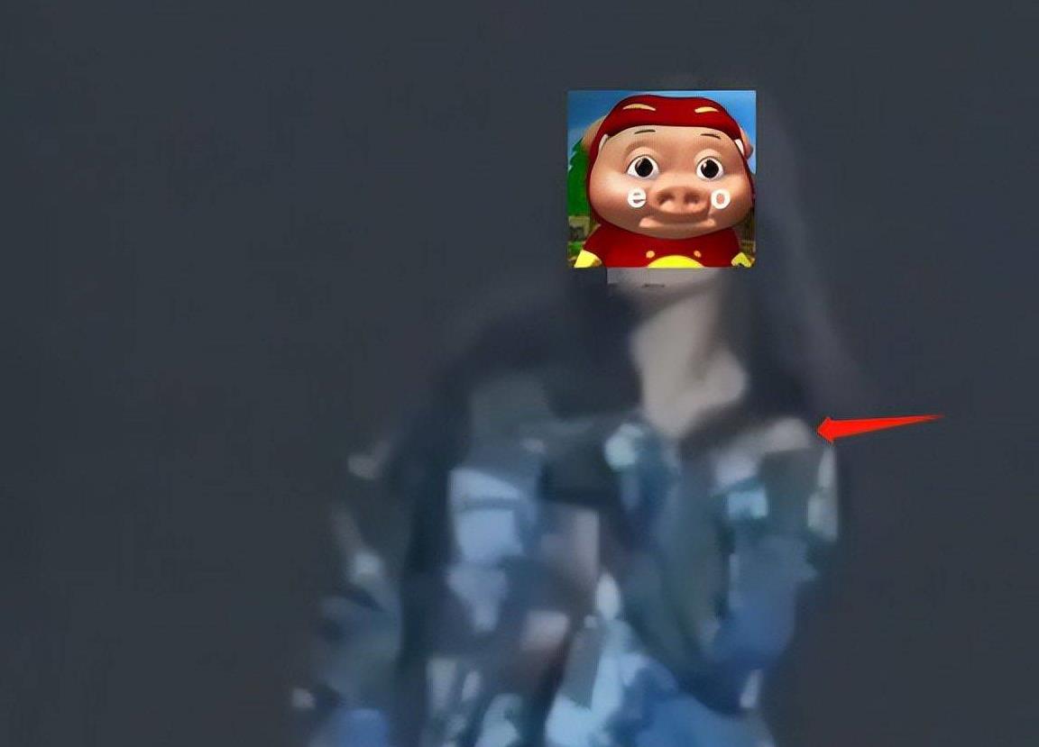 原创高校女生军训走光,衣服掉落后未停止疑故意为之,多角度视频流出